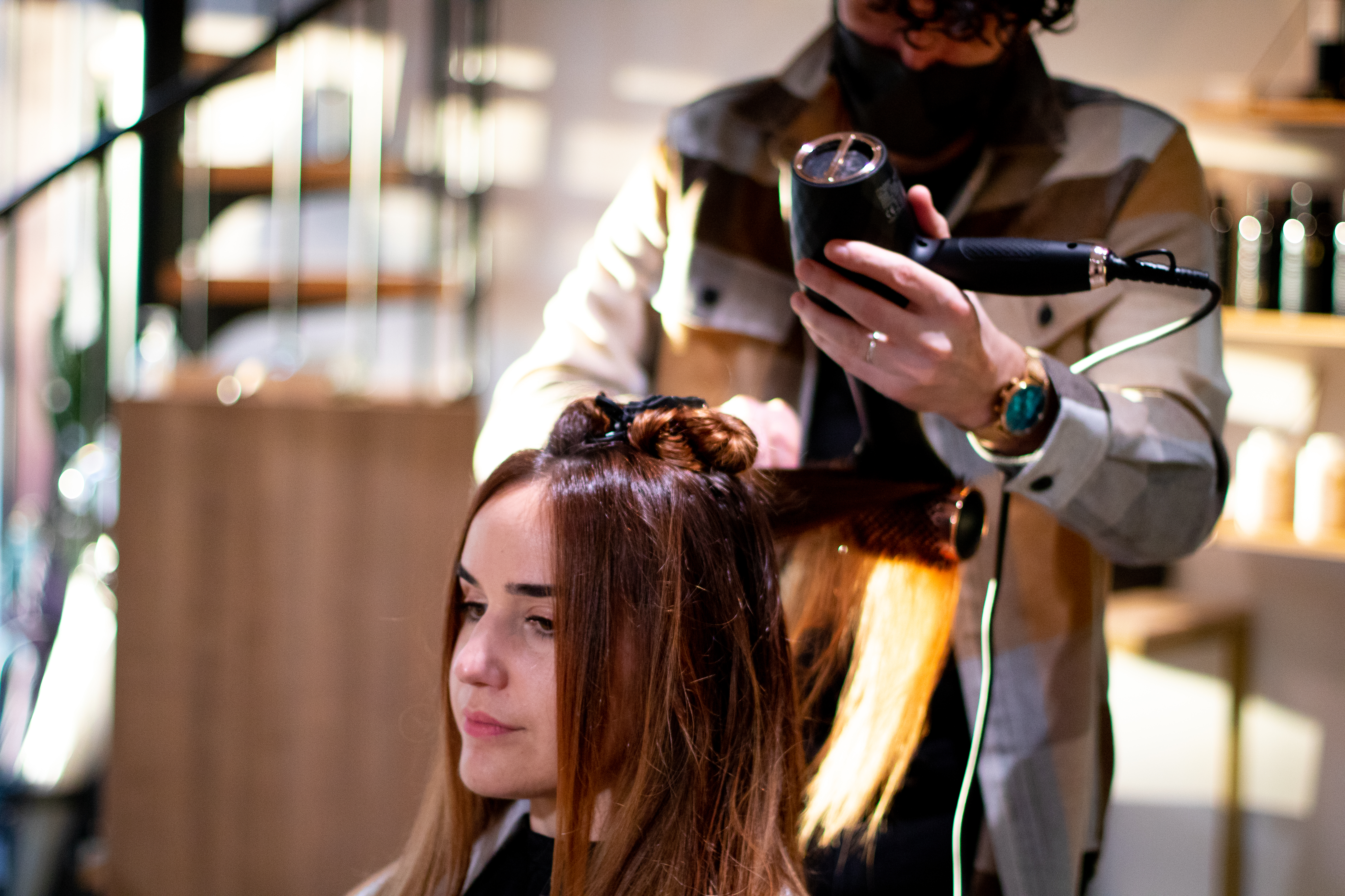 coiffeur réalisant le rituel couleur le cuivré